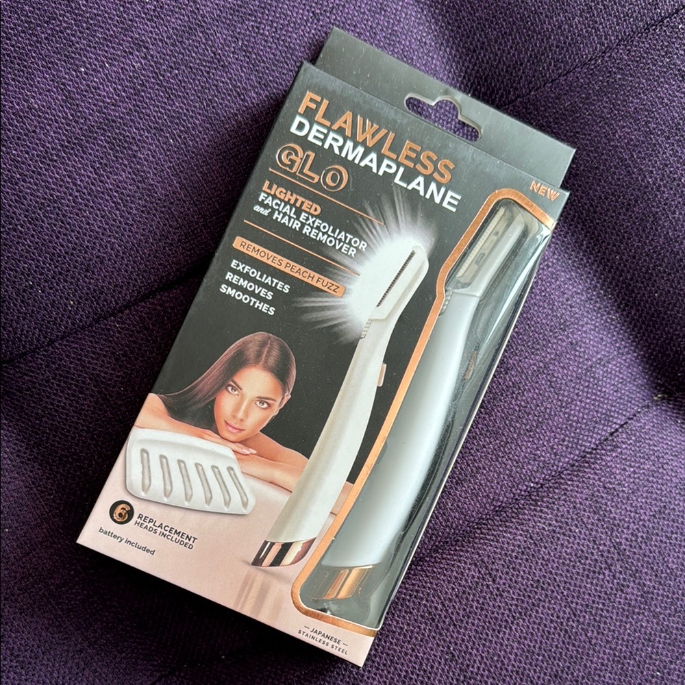 FLAWLESS Dermaplane Glo Facial Hair Remover BNIB